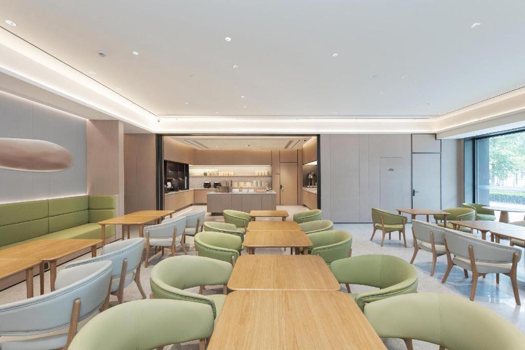 Ji Chongming Executive Center Hotel 3*