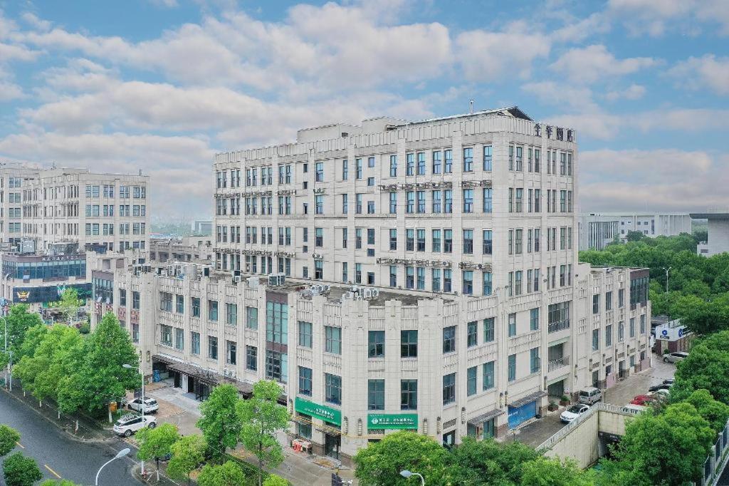 Ji Chongming Executive Center Hotel